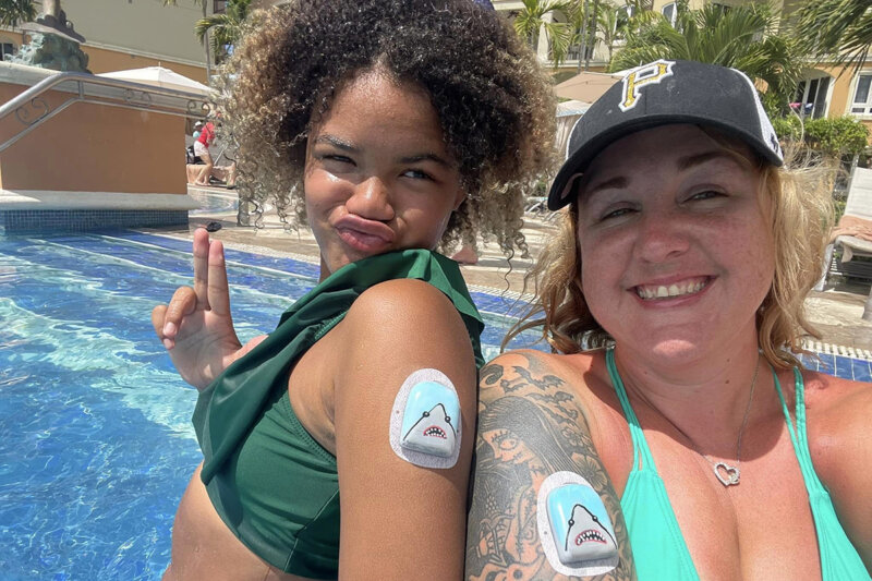 Krystal and Amber show off their matching Omnipods