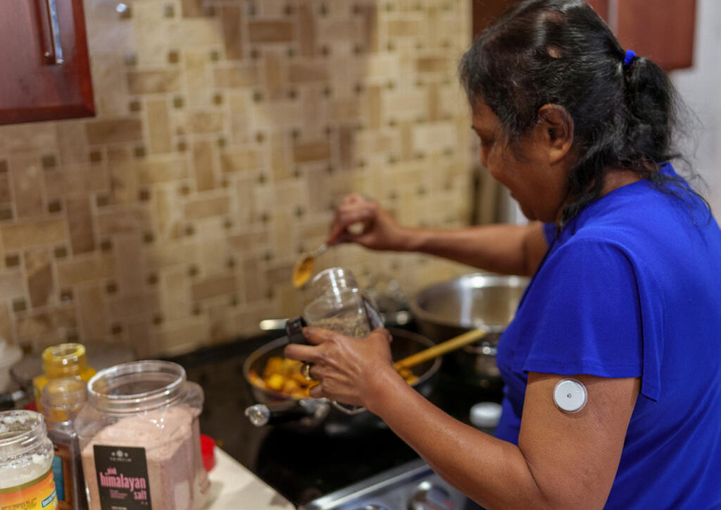 Mujer Española con diabetes preparando la cena