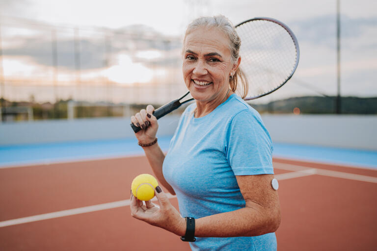Woman with type 1 diabetes plays tennis