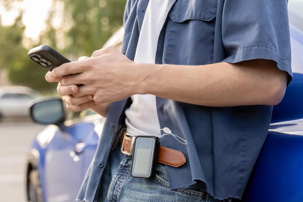 Adult male wears an insulin pump to manage type 1 diabetes
